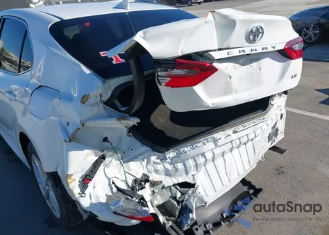 2022 Toyota Camry Le z USA, uszkodzony, nr VIN 4T1C11AK2NU002361